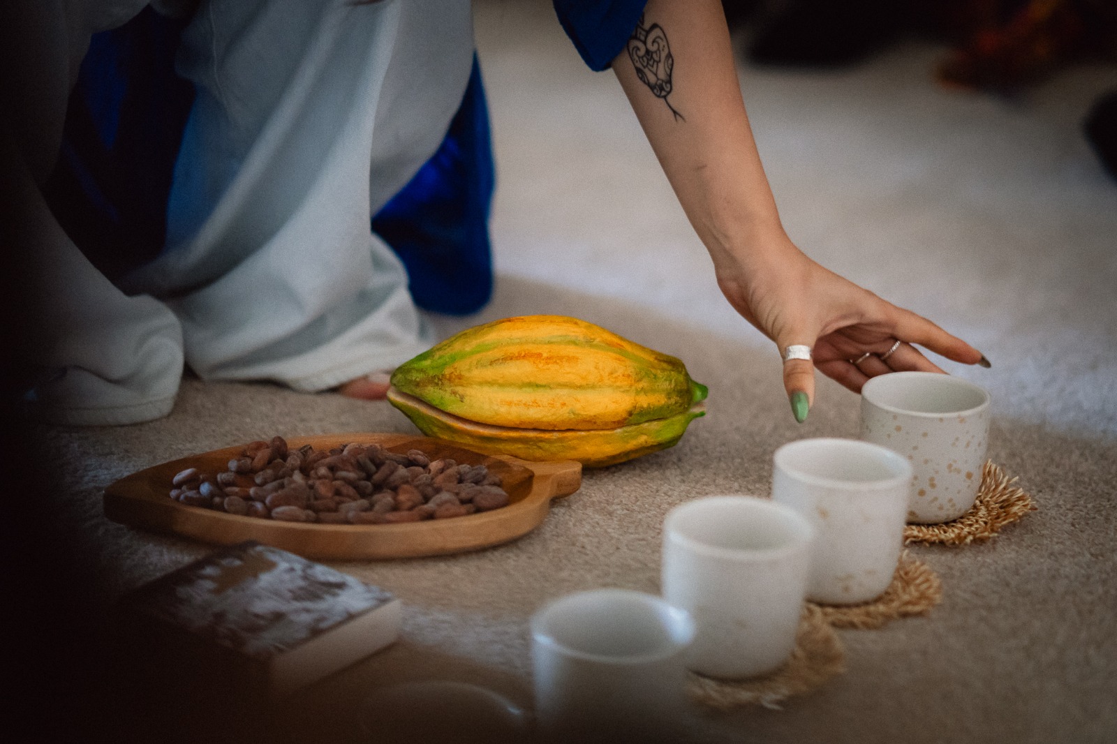 Participante în timpul unei ceremonii cu cacao
