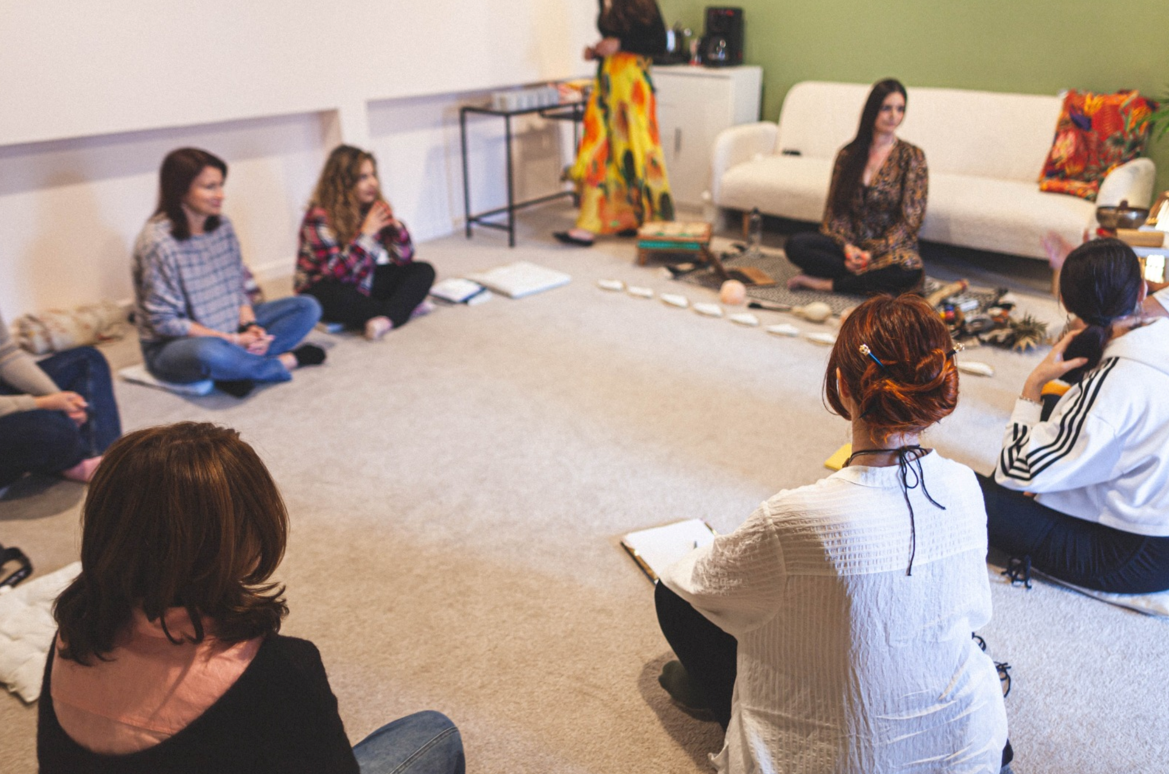 Detaliu cu cacao caldă și elemente de ritual